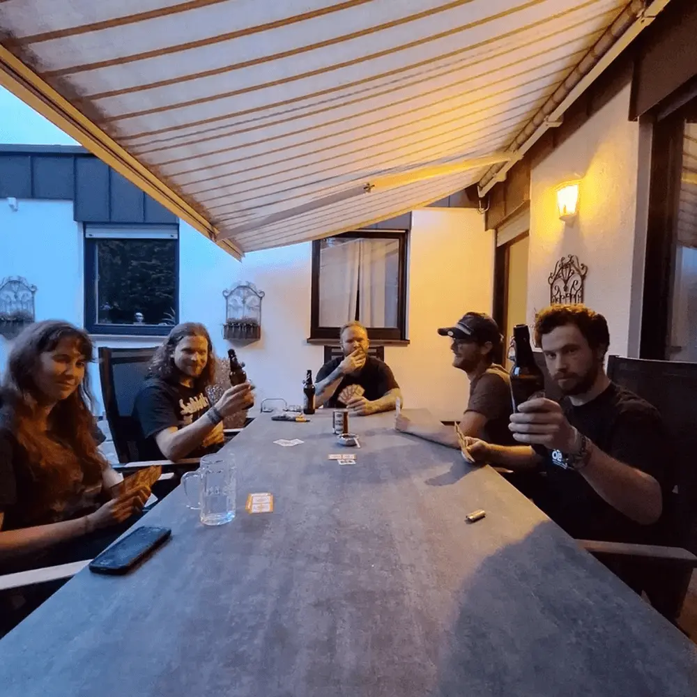 Die Bandmitglieder von Kytaara mit den Bandbohnen beim Feierabendbier