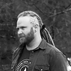 Philipp | Guitar & Vocals
    